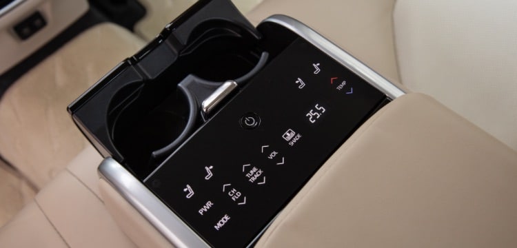 bảng điều khiển tựa tay toyota Camry 2023