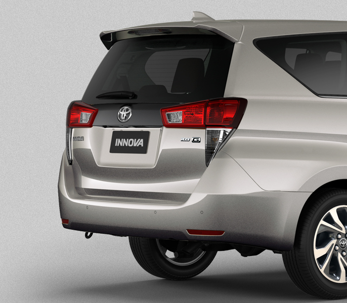 đuôi xe toyota innova 2022