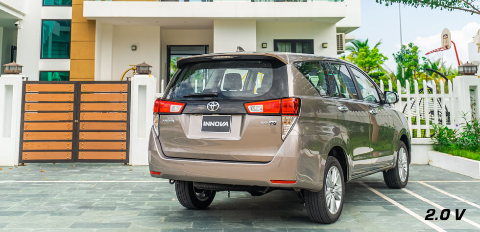 đuôi xe toyota Innova 2023
